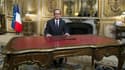 François Hollande s'est adressé aux Français mercredi soir, assis à un grand bureau vide.