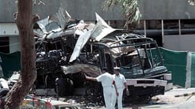 A Karachi, au lendemain de l'attentat-suicide à Karachi du 8 mai 2002 dans lequel furent tuées 15 personnes, dont 11 ingénieurs et techniciens français de la Direction des constructions navales (DCN). Des familles des victimes de cette attaque demandent à