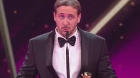 Le faux Ryan Gosling au moment de recevoir son prix