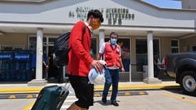 Un jeune homme quitte un Centre d'accueil aux migrants  où il est arrivé des États-Unis, à San Pedro Sula, en Honduras, le 19 mai 2025. 