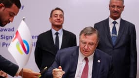 Le PDG de TotalEnergies Patrick Pouyanné, lors de la signature en Irak d'accords visant notamment à exploiter le gaz torché sur des champs pétroliers, le 10 juillet 2023