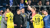 L'arbitre Sascha Stegemann qui avertit Edin Terzic lors de Bochum-Dortmund, le 29 avril 2023
