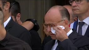 L'émotion de Bernard Cazeneuve aux obsèques d'Hervé Cornara
