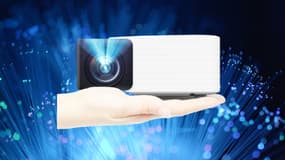 Ce mini vidéoprojecteur tient dans une seule main et est à prix réduit sur Cdiscount