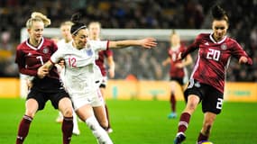 Lucy Bronze et Lina Magull.