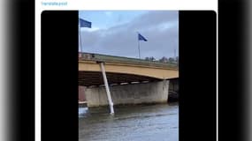 La grue est restée accrochée sur le pont Guillaume le Conquérant