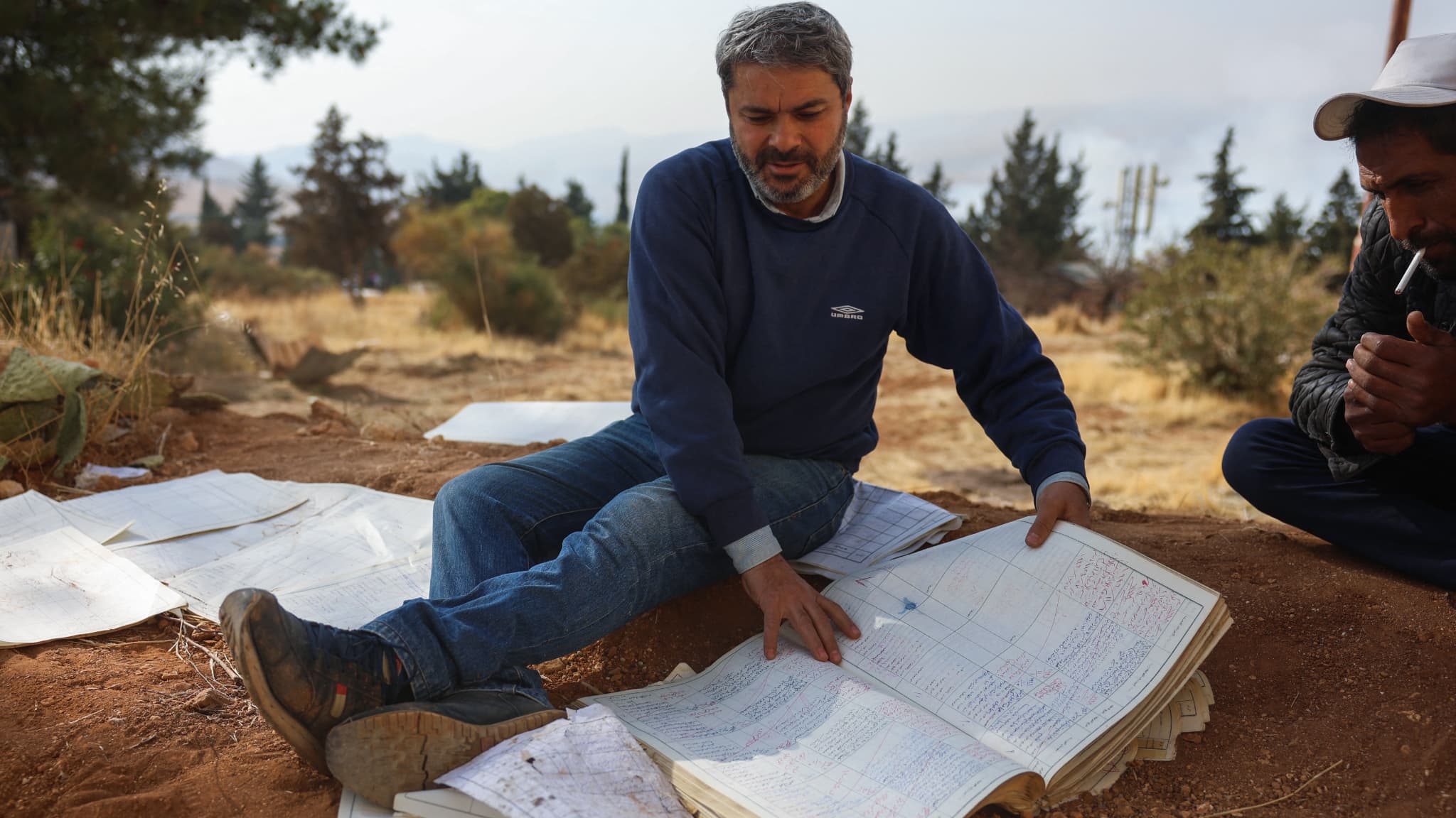 Des Syriens consultent un registre trouvé à l'intérieur de la prison de Saydnaya pour trouver des informations sur des proches disparus, le 9 décembre 2024 Des Syriens consultent un registre trouvé à l'intérieur de la prison de Saydnaya pour trouver des informations sur des proches disparus, le 9 décembre 2024