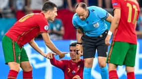 Mateu Lahoz aide Cristiano Ronaldo à se relever