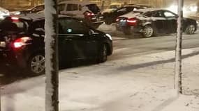Circulation difficile des voitures à cause de la neige à Saint-Rémy-lès-Chevreuse - Témoins BFMTV