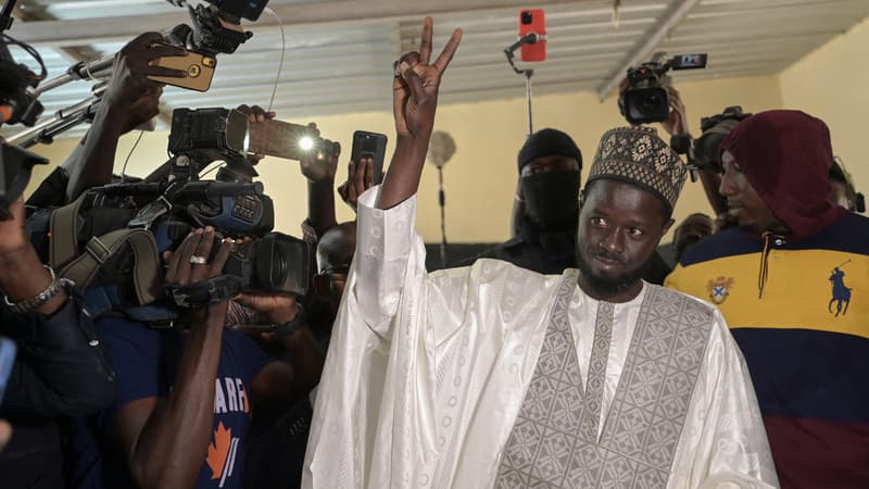 Présidentielle au Sénégal: le candidat du pouvoir reconnaît la victoire de l'antisystème Faye