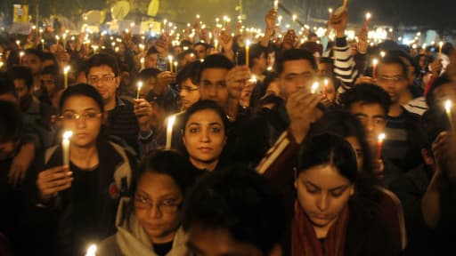 New Delhi un hommage rendu à l'étudiante violée le 16 décembre et décédée des suites de ses blessures, samedi.