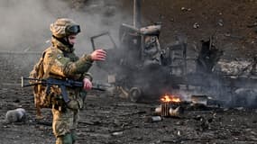 Un soldat ukrainien se bat contre des militaires russes, à Kiev, le 26 février 2022.