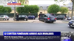 Hommage populaire rendu à Jacques Chirac: le cortège arrive aux Invalides