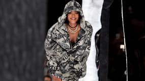 La chanteuse Rihanna salue à la fin de son premier défilé pour Puma à New York en février 2016. 