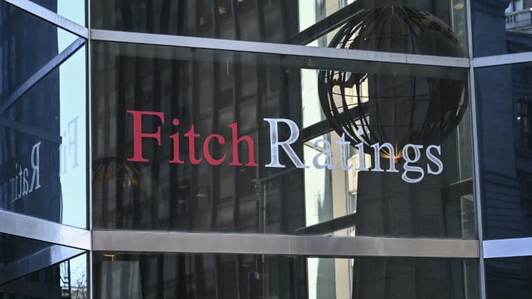 ELLE REPRÉSENTE 55 MILLIARDS D'EUROS: LA CHARGE DE LA DETTE FRANÇAISE RISQUE D'AUGMENTER APRÈS LA NOTATION À LA BAISSE DE FITCH