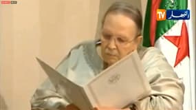 Les images d'Abdelaziz Bouteflika, vêtu d'une gandoura, remettant sa démission au Conseil constitutionnel