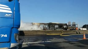 Un bus a pris feu sur l'autoroute près de Roissy ce mercredi.