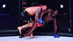 Ryan Bader face à Cheick Kongo lors du Bellator 280, à Paris le 7 mai 2022