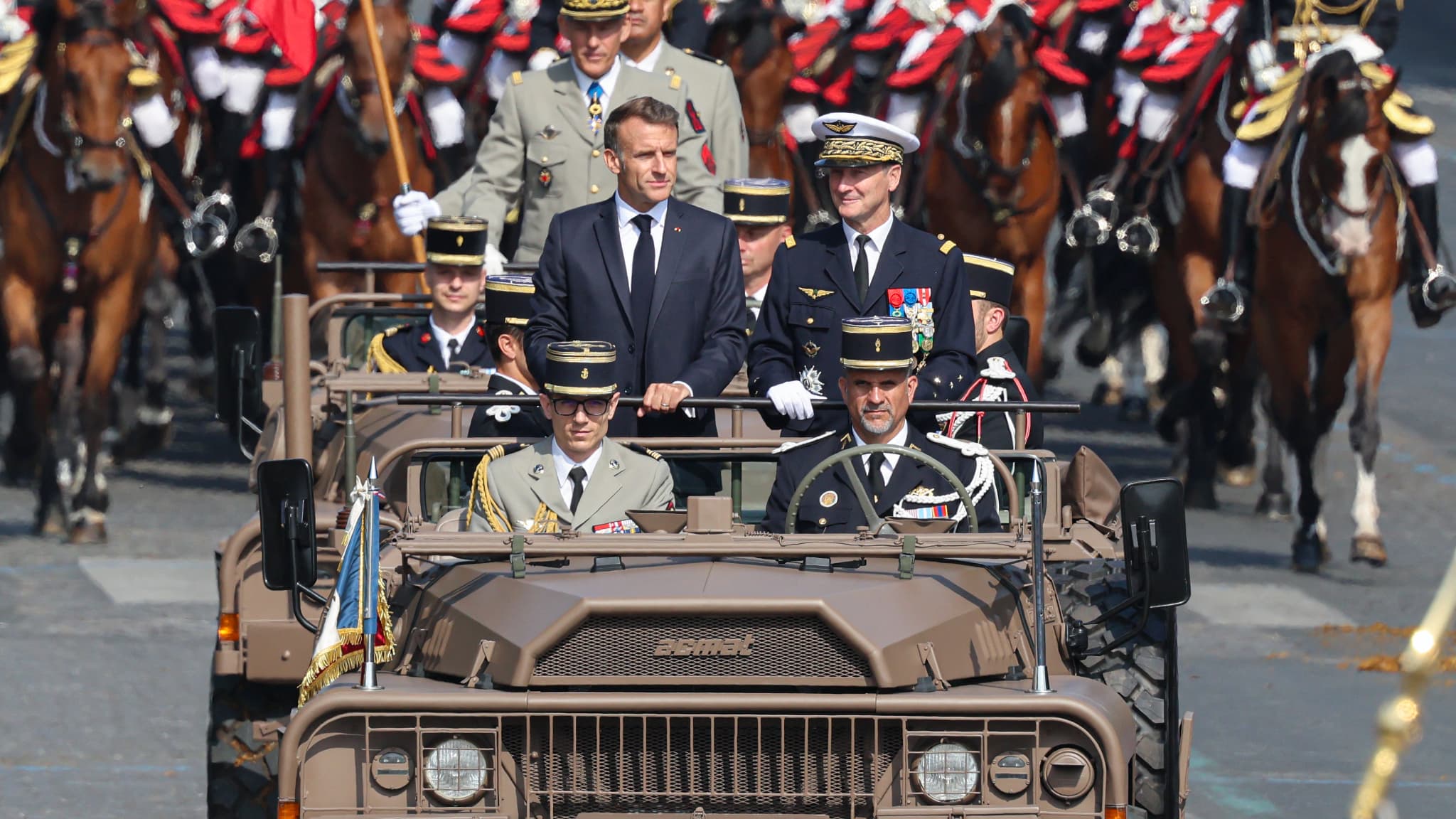 La revue des troupes d'Emmanuel Macron, le 14-Juillet 2026, sur les Champs-Élysées.