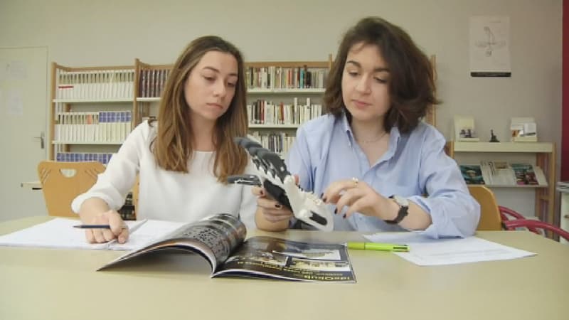 Claire et Laure, face à la main qu'elles ont réussi à faire imprimer en 3D.