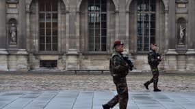Des militaires de l'opération Sentinelle devant le musée du Louvre (image d'illustration)