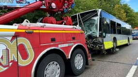 Une dépanneuse sur le site d'un accident impliquant une voiture et un bus, le 28 juillet 2023 à Mézières-sur-Seine, dans les Yvelines