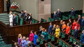 Des députés polonais arborent les couleurs du drapeau LGBT