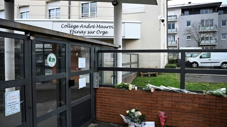 Des fleurs et un message en hommage à Louise déposés devant son collège André Maurois à Epinay-sur-Orge, le 8 février 2025 dans l'Essonne