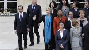 François Hollande et Jean-Marc Ayrault arrivent pour la photo officielle avec le gouvernement. Le Premier ministre français Jean-Marc Ayrault a déclaré vendredi que tout ministre qui ne respecterait pas la charte de déontologie signée lors du premier cons