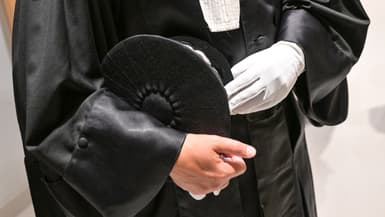 Un magistrat tenant son chapeau dans la main au tribunal de Paris, le 1er septembre 2023. (Photo d'illustration)