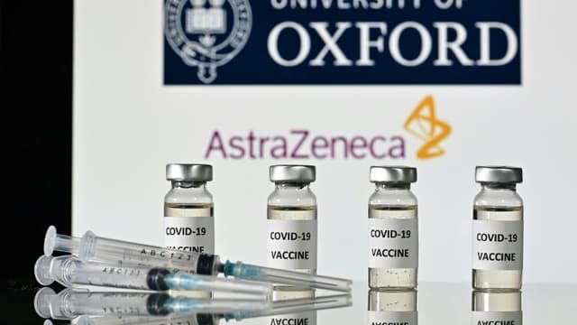 Illustration de doses et seringues pour le vaccin contre le Covid-19, le 17 novembre 2020 à Londres, avec le logo de l'université d'Oxford et de son partenaire britannique AstraZeneca