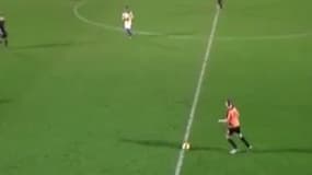 Joe Payne au moment d'envoyer son missile du milieu de terrain.