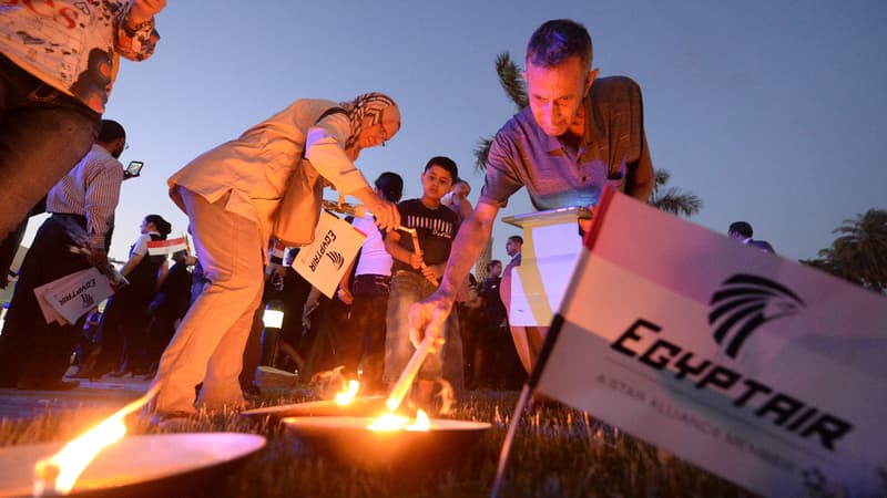 Veillée à la chandelle près de l'opéra du Caire, le 26 mai 2016, pour les 66 victimes du vol MS804 d'EgyptAir qui s'est abîmé en Méditerranée le 19 mai.