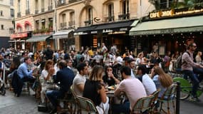 Terrasses de cafés et restaurants parisiens à Saint-Germain-des-Près pendant la crise sanitaire le 2 juin 2020