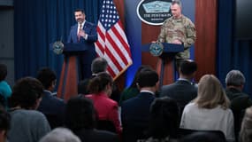 Le porte-parole du Pentagone, Sean Parnell (à gauche), et le lieutenant-général Alexus Grynkewich (à droite), directeur des opérations de l'état-major interarmées, participent à une conférence de presse au Pentagone le 17 mars 2025 à Arlington, en Virginie. Le porte-parole du Pentagone, M. Parnell, tenait son premier point de presse pour répondre aux questions des journalistes