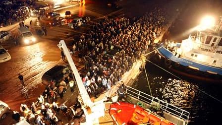 File d'attente pour embarquer sur un ferry turc amarré au port de Benghazi, en Libye. Les travailleurs immigrés fuient la Libye, quittant le pays de Mouammar Kadhafi avec leurs valises et des récits saisissants de la répression à l'oeuvre. /Photo prise le