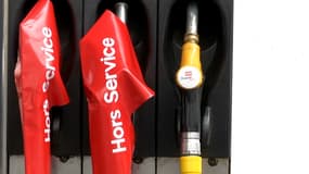 Les files s'allongent devant les stations-service