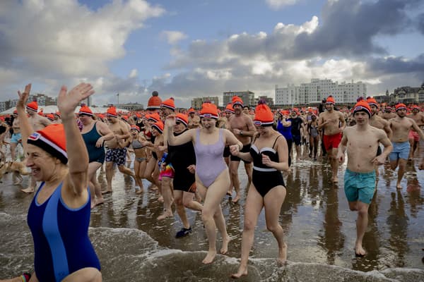 Des personnes courent dans la mer lors de la traditionnelle baignade du Nouvel An sur la plage de Scheveningen, le 1er janvier 2024.