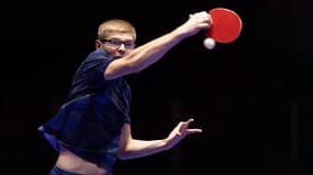 Felix Lebrun face au Danois Anders Lind aux championnats du monde de tennis de table par équipes, le 16 février 2024