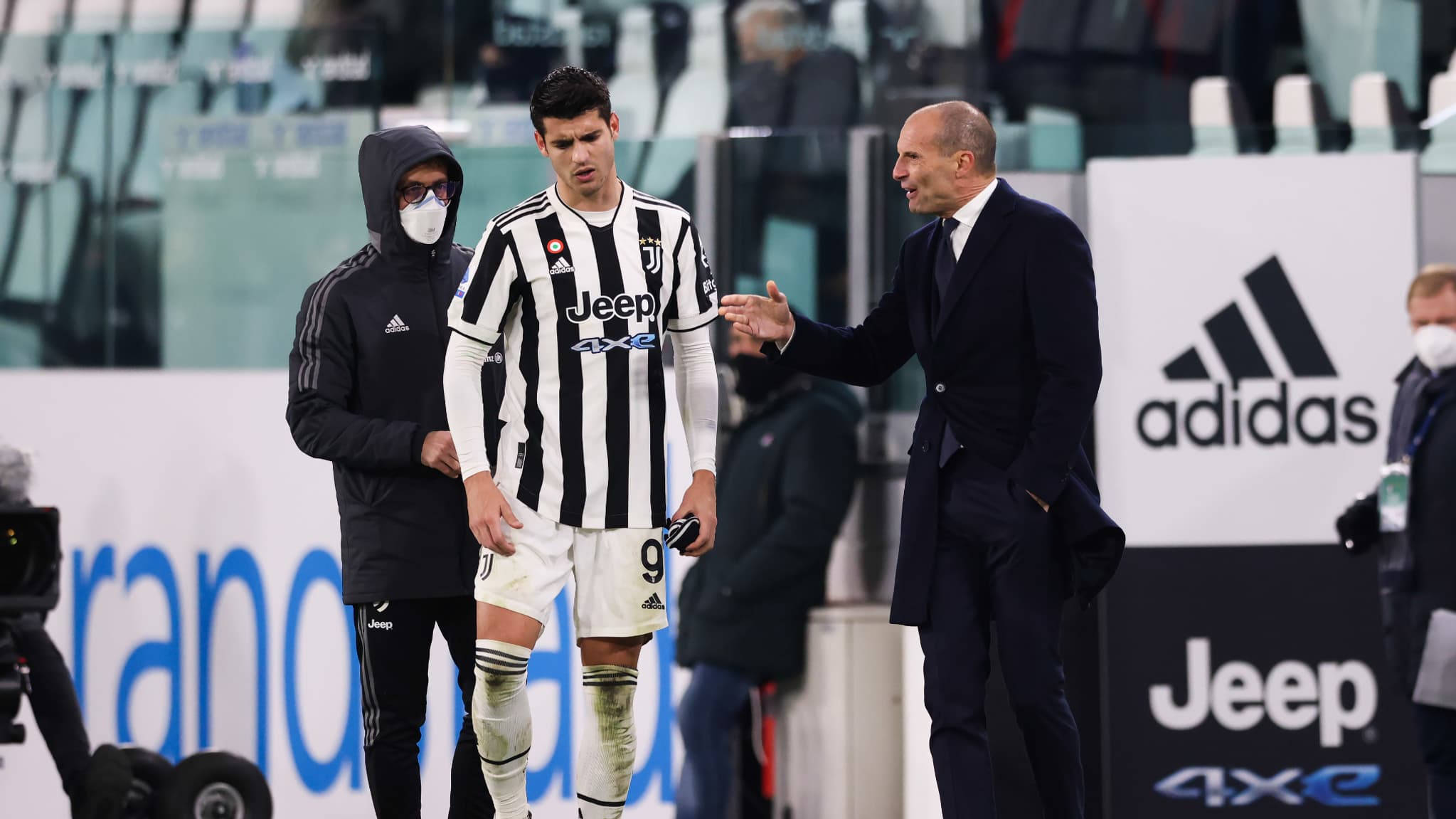 Alvaro Morata s'embrouille avec Massimiliano Allegri lors de Juventus-Genoa Alvaro Morata s'embrouille avec Massimiliano Allegri lors de Juventus-Genoa