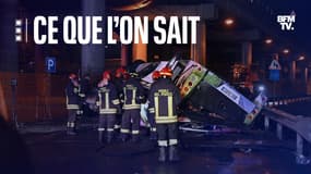 Des pompiers sur le site d'un accident de bus le 3 octobre 2023 à Mestre, près de Venise. 