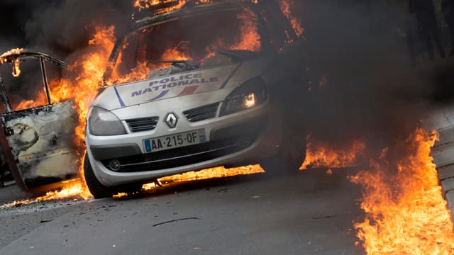 Les assaillants avaient empêché les policiers de sortir du véhicule où ils venaient de lancer un cocktail Molotov.