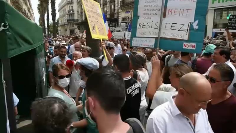 Les manifestants entourant la tente du pharmacien montpellierain.