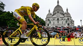 Le Slovène Tadej Pogacar, maillot jaune sur le dos, lors du passage de la dernière étape du Tour de France, 27 juillet 2025