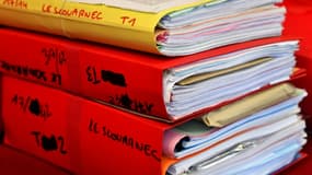 Le dossier judiciaire de Joël Le Scouarnec posé à la cour d'assises de Saintes le 13 mars 2020 lors de l'ouverture du procès du chirurgien.