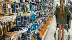 Un rayon de fournitures scolaires dans un supermarché de Lille, dans le nord de la France, le 30 août 2022 (photo d'illustration).