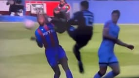 Le gardien de Millwall percutant l'attaquant de Crystal Palace, Jean-Philippe Mateta, le 1er mars 2025