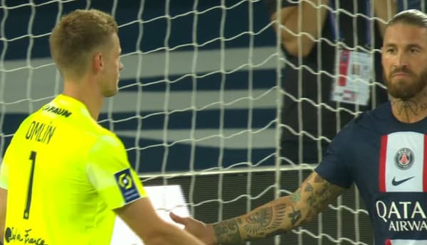 Ramos félicite Omlin lors de PSG-Montpellier, le 13 août 2022