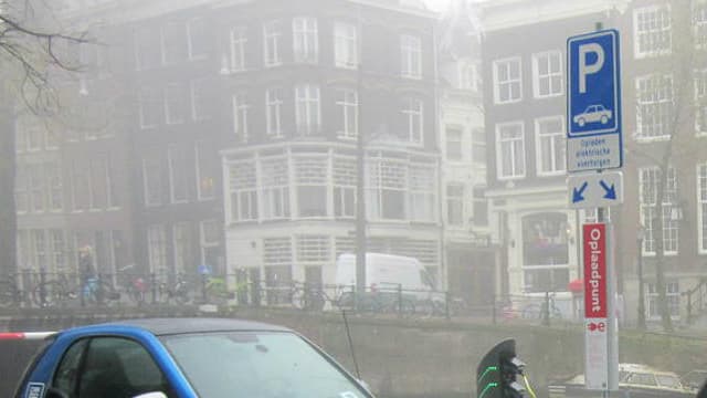 Dans le port d'Amsterdam... il n'y aura peut-être bientôt plus que des  véhicules électriques.