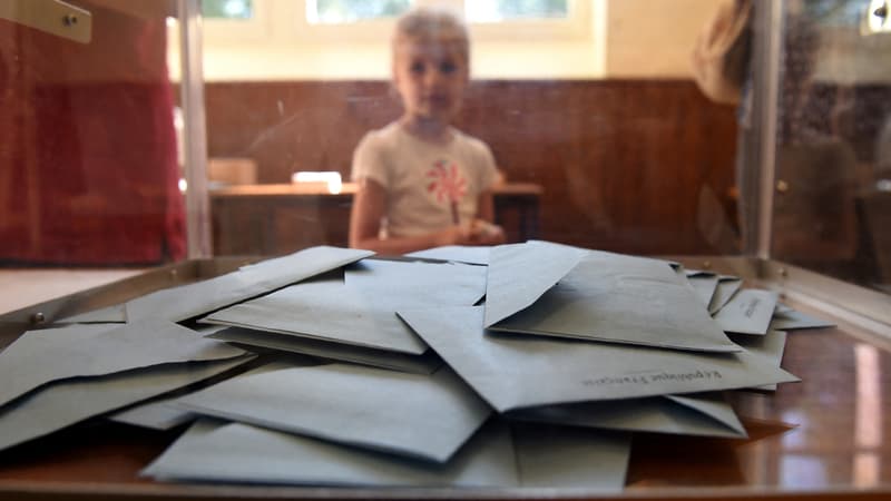 Des bulletins de vote dans une urne lors des élections législatives, le 18 juin 2017 à Authon (Loir-et-Cher).